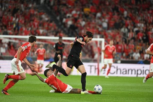 SOCCER - UEFA CL, Benfica vs RBS LISBON,PORTUGAL,20.SEP.23 - SOCCER - UEFA Champions League, group stage, SL Benfica vs Red Bull Salzburg. Image shows Roko Simic (RBS) and Nicolas Otamendi (Benfica).  GEPAxpictures xZedxJameson