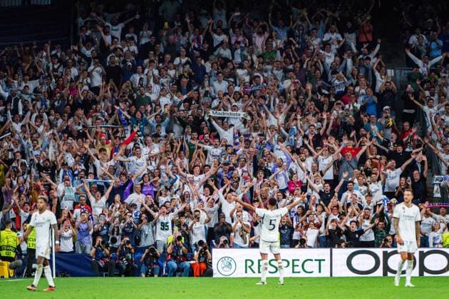 Jude Bellingham (Real Madrid) celebrate with the fans after scoring the winning goal of the football match between Real Madrid and Union Berlin valid for the matchday 01 of the Uefa Champions League played at Santiago Bernabeu stadium on September 20, 2023 in Madrid, Spain  Copyright: xAlbertoxGardin IPAxSportx xipa-ax xx IPA_40440566 IPA_IPA40440566