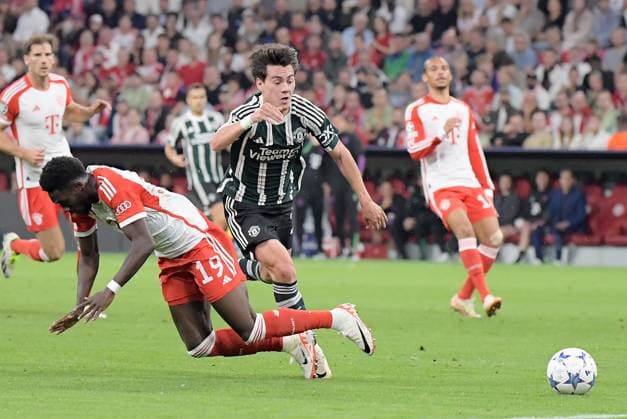 20 09 2023, xemx, football UEFA Champions League, FC Bayern Muenchen Manchester United emspor, v l Alphonso Davies FC Bayern Muenchen , Facundo Pellistri Manchester United Zweikampf, action, action, battle for the ball DFL DFB REGULATIONS PROHIBIT ANY USE OF PHOTOGRAPHS as IMAGE SEQUENCES and or QUASI VIDEO Muenchen