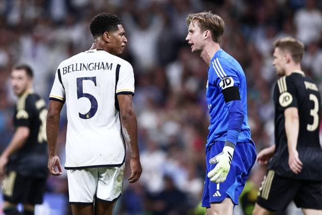 Jude Bellingham of Real Madrid Cf (L) talks with Frederik Ronnow of FC Union Berlin (R) during the Champions Leage match between Real Madrid Cf and Union Berlin at Santiago Bernabeu Stadium, in Madrid, Spain, on September 20, 2023. ( Photo by Alvaro Medranda Panoramic ) FOOTBALL : Real Madrid vs Union Berlin - UEFA Ligue des Champions - 20 09 2023 AlvaroMedranda Panoramic 