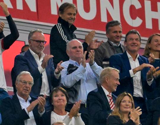 20 09 2023, Football UEFA Championsleague 2023 2024 1 Matchday Preliminary Round, FC Bayern Munich Manchester United, at Allianz Arena Munich JUbel at Ex CEO Karl Heinz Rummenigge FC Bayern Munich and Honorary President and Supervisory Board Member Uli Hoeneß FC Bayern, Hoeness DFL and DFB regulations prohibit any use of photographs as image sequences and or quasi video
