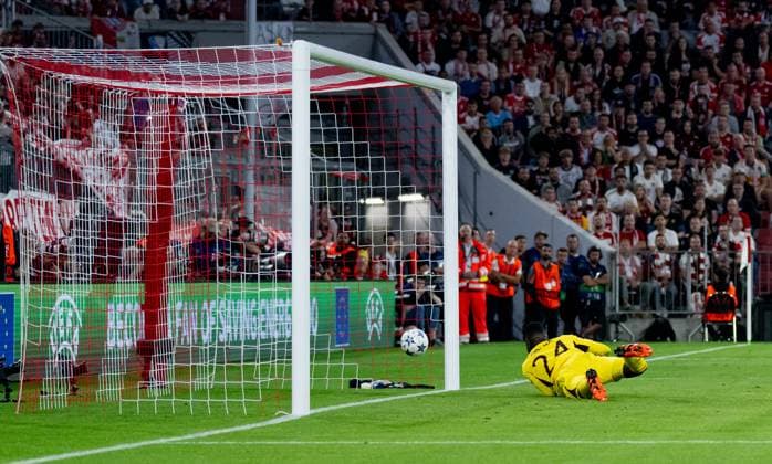 Andre Onana Goalkeeper Goalkeeper, Manchester United FC, 24 fluffed and Leroy Sane FC Bayern Muenchen, 10, not in the picture thus scores the goal to 1 0 GER, FC Bayern Muenchen vs Manchester United FC, Football, Champions League, Group Stage, Matchday 1, Spielzeit 2023 2024, 20 09 2023 DFL DFB REGULATES PROHIBIT ANY USE OF PHOTOGRAPHS AS IMAGE SEQUENCES AND OR QUASI VIDEO GER, FC Bayern Muenchen vs Manchester United FC, football, Champions League, group stage, 1 match day, Spielzeit 2023 2024, 20 09 2023 Muenchen Copyright: xEibner-Pressefoto HeikexFeinerx EP_HFR