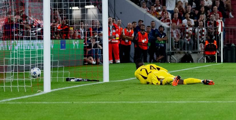 Andre Onana Goalkeeper Goalkeeper, Manchester United FC, 24 fluffed and Leroy Sane FC Bayern Muenchen, 10, not in the picture thus scores the goal to 1 0 GER, FC Bayern Muenchen vs Manchester United FC, Football, Champions League, Group Stage, Matchday 1, Spielzeit 2023 2024, 20 09 2023 DFL DFB REGULATES PROHIBIT ANY USE OF PHOTOGRAPHS AS IMAGE SEQUENCES AND OR QUASI VIDEO GER, FC Bayern Muenchen vs Manchester United FC, football, Champions League, group stage, 1 match day, Spielzeit 2023 2024, 20 09 2023 Muenchen Copyright: xEibner-Pressefoto HeikexFeinerx EP_HFR