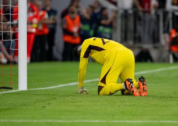 Andre Onana Goalkeeper Goalkeeper, Manchester United FC, 24 is disappointed and dejected after his blooper mistake that led to the goal to 1 0 GER, FC Bayern Muenchen vs Manchester United FC, Football, Champions League, Group Stage, Matchday 1, Spielzeit 2023 2024, 20 09 2023 DFL DFB REGULATES PROHIBIT ANY USE OF PHOTOGRAPHS as IMAGE SEQUENCES and or QUASI VIDEO GER, FC Bayern Muenchen vs Manchester United FC, Football, Champions League, Group Stage, 1 Matchday, Spielzeit 2023 2024, 20 09 2023 Muenchen Copyright: xEibner-Pressefoto HeikexFeinerx EP_HFR