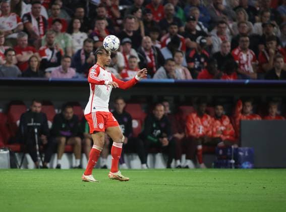 Munich, Germany 20 September 2023 football, men, Champions League, 1 matchday, 2023 2024 season, FC Bayern Munich Manchester United, Allianz Arena Leroy Sane FC Bayern Munich takes a ball with his head