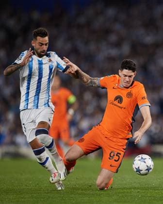September 20, 2023: Brais Mendez of Real Sociedad competes for the ball with Alessandro Bastoni of FC Internazionale during the UEFA Champions League match between Real Sociedad and FC Internazionale at Reale Arena on September 20, 2023, in San Sebastian, Spain. - ZUMAa181 20230920_zaa_a181_155 Copyright: xRicardoxLarreinax