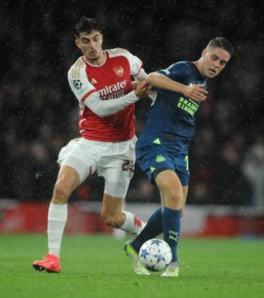 Football - 2023 2024 UEFA Champions League - Group B - Matchday One - Arsenal vs PSV Eindhoven - Emirates Stadium - Wednesday 20th September 2023 Joey Veerman of PSV and Kai Havertz of Arsenal COLORSPORT Andrew Cowie 