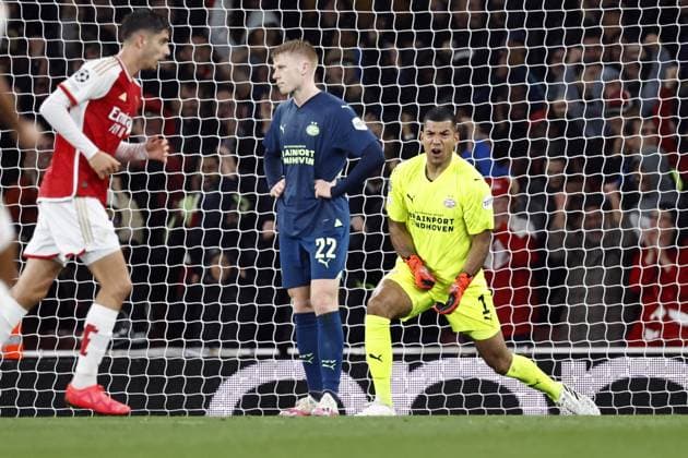 LONDON - (l-r) Jerdy Schouten of PSV, PSV Eindhoven goalkeeper Walter Benitez disappointed after the 3-0 draw during the UEFA Champions League match between Arsenal FC and PSV Eindhoven at the Emirates Stadium on September 20, 2023 in London, United Kingdom. ANP MAURICE VAN STEEN Group B - UEFA Champions League 2023 2024 xVIxANPxSportx xxANPxIVx 478802929 originalFilename: 478802929.jpg