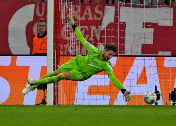 20 09 2023, Football UEFA Championsleague 2023 2024 1 matchday preliminary round, FC Bayern Munich Manchester United, at Allianz Arena Munich goalkeeper Sven Ulreich FC Bayern Munich concedes the 2 1 DFL and DFB regulations prohibit any use of photographs as image sequences and or quasi video