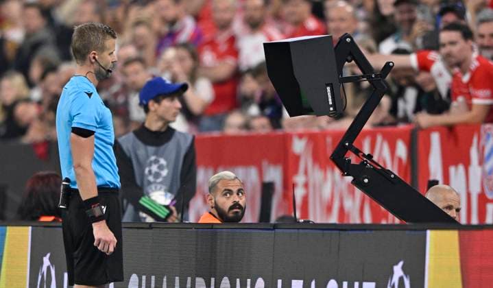 Referee Referee Glen Nyberg Review Area VAR Video Assistant Video Assistant Referee FC Bayern Muenchen FCB vs Manchester United ManUnited ManU Group Phase 20 09 2023 DFL REGULATES PROHIBIT ANY USE OF PHOTOGRAPHS AS IMAGE SEQUENCES AND OR QUASI VIDEO FC Bayern Muenchen FCB vs Manchester United