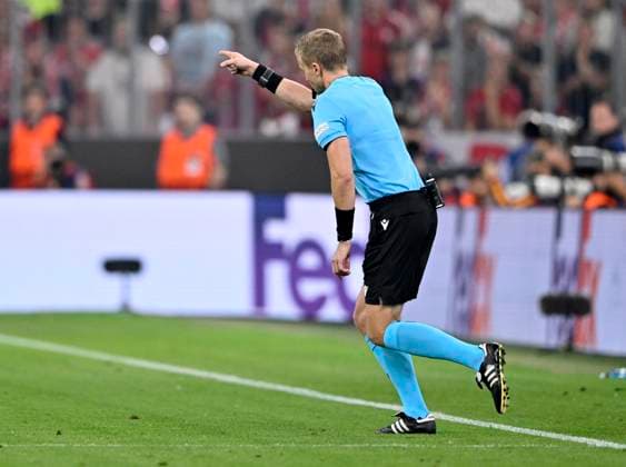 Referee Referee Glen Nyberg Review Area VAR Video assistant Video evidence Video assistant Referee decides on penalty, penalty kick FC Bayern Muenchen FCB vs Manchester United ManUnited ManU Group Phase 20 09 2023 DFL REGULATES PROHIBIT ANY USE OF PHOTOGRAPHS AS IMAGE SEQUENCES AND OR QUASI VIDEO FC Bayern Muenchen FCB vs Manchester United