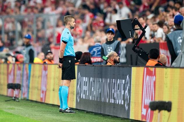 MONACHIUM 20.09.2023 MECZ FAZA GRUPOWA UEFA LIGA MISTRZOW 2023 2024 --- GROUP STAGE UEFA CHAMPIONS LEAGUE MATCH: BAYERN MUNICH - Manchester United, ManU Glenn Nyberg , VAR FOT. PAWEL LIPNICKI 400mm.pl NEWSPIX.PL --- Newspix.pl  Img2530