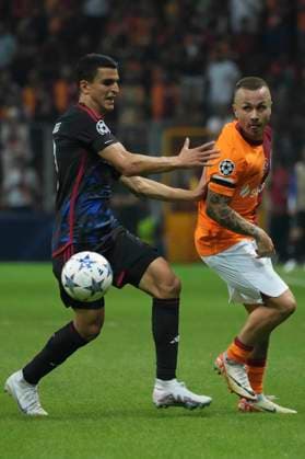 Angelino (R) of Galatasaray and Mohamed Elyounoussi of F.C. Copenhagen during the UEFA Champions League match between Galatasaray and F.C. Copenhagen at Ali Sami Yen Sports Complex Rams Park Arena on September 20, 2023 in Istanbul, Turkey. Istanbul Turkey Copyright: xSeskimPhotox Gsaray-Copenhagen-20923 (110)
