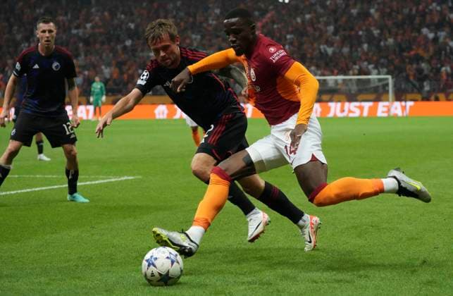 Wilfried Zaha of Galatasaray and Peter Ankersen (L) of F.C. Copenhagen during the UEFA Champions League match between Galatasaray and F.C. Copenhagen at Ali Sami Yen Sports Complex Rams Park Arena on September 20, 2023 in Istanbul, Turkey. Istanbul Turkey Copyright: xSeskimPhotox Gsaray-Copenhagen-20923 (121)