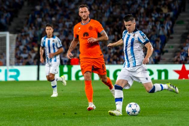 Real Sociedad vs Inter: Group D - UEFA Champions League Igor Zubeldia of Real Sociedad and Marko Arnautovic of FC Internazionale Milano in action during the UEFA Champions League match between Real Sociedad and Inter at Reale Arena. Donostia (Spain). September 20, 2023. (Gari Garaialde Bostok Photo) Donostia Gipuzkoa Spain Editorial Use Only  Copyright: xGarikoitzxGaraialdex Bostok Photo GarixGaraialdex GG2309200111