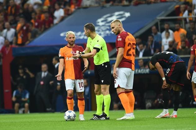 Georgi Kabakov and Dries Mertens (L) ,Victor Nelsson (25) of Galatasaray during the UEFA Champions League match between Galatasaray and F.C. Copenhagen at Ali Sami Yen Sports Complex Rams Park Arena on September 20, 2023 in Istanbul, Turkey. Istanbul Turkey Copyright: xSeskimPhotox Gsaray-Copenhagen-20923 (161)