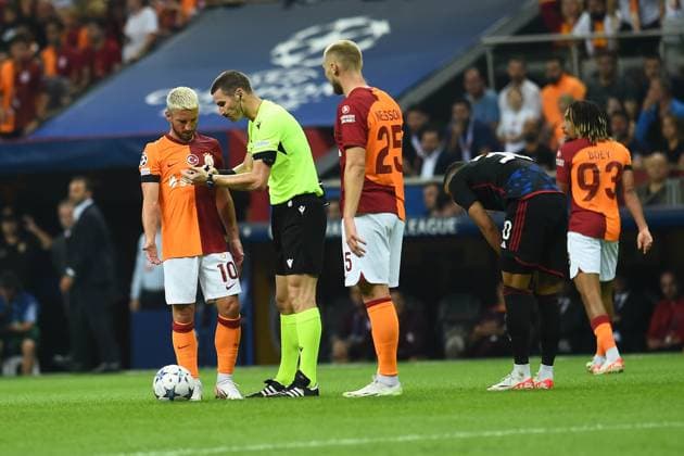 Georgi Kabakov and Dries Mertens (L) ,Victor Nelsson (25) of Galatasaray during the UEFA Champions League match between Galatasaray and F.C. Copenhagen at Ali Sami Yen Sports Complex Rams Park Arena on September 20, 2023 in Istanbul, Turkey. Istanbul Turkey Copyright: xSeskimPhotox Gsaray-Copenhagen-20923 (163)