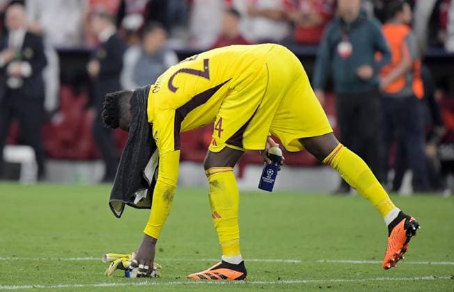 20 09 2023, xemx, football UEFA Champions League, FC Bayern Muenchen Manchester United emspor, v l team, players, disappointed, disappointed looking at the end of the match DFL DFB REGULATES PROHIBIT ANY USE OF PHOTOGRAPHS as IMAGE SEQUENCES and or QUASI VIDEO Muenchen