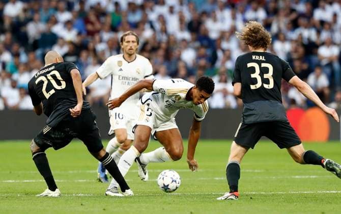 Partido de la Liga de Campeones entre el Real Madrid y el Union Berlin. En la imagen, Bellingham y Modric. Champions League match between Real Madrid and Union Berlin. In this picture, Bellingham and Modric. FOTO:xJOSExA.xGARCIA  ecommerceFotos eCommerce2-141274112