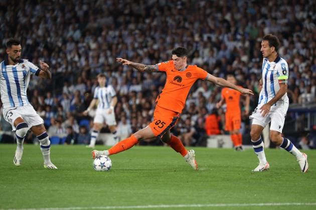Spain - Real Sociedad vs FC Internazionale - 20 09 2023 SPAIN, SAN SEBASTIAN, SEPTEMBER 20. Alessandro Bastoni of FC Internazionale controls the ball under pressure from Brais Mendez of Real Sociedad and Mikel Oyarzabal of Real Sociedad during the UEFA Champions League match group D between Real Sociedad and FC Internazionale on September 20, 2023 at Reale Arena in San Sebastian, Spain. Photo by Manuel Blondeau AOP.Press San Sebastian Reale Arena Spain Copyright: x ManuelxBlondeau AOP.Pressx AOP20230920 - 0004