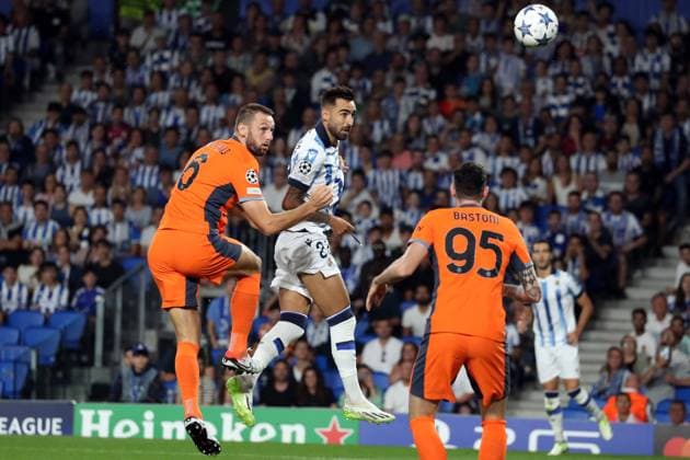 Spain - Real Sociedad vs FC Internazionale - 20 09 2023 SPAIN, SAN SEBASTIAN, SEPTEMBER 20. Brais Mendez of Real Sociedad and Stefan de Vrij of FC Internazionale during the UEFA Champions League match group D between Real Sociedad and FC Internazionale on September 20, 2023 at Reale Arena in San Sebastian, Spain. Photo by Manuel Blondeau AOP.Press San Sebastian Reale Arena Spain Copyright: x ManuelxBlondeau AOP.Pressx AOP20230920 - 0001
