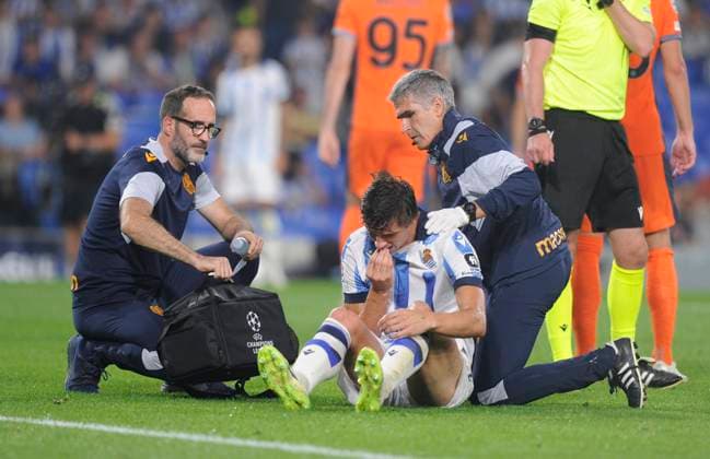 Partido de la Liga de Campeones entre la Real Sociedad y el Inter. En la imagen, Le Normand lesionado. Champions League match between Real Sociedad and Inter. In this picture, Le Normand injured. JOSUNExMTZ.xDExALBENIZ  ecommerceFotos eCommerce2-141286534