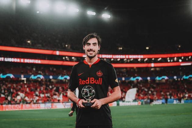 UEFA Champions League Group D: Benfica - FC Salzburg LISSABON, PORTUGAL - SEPTEMBER 20: Roko Simic of FC Salzburg celebrates with the trophy for the Player of the Match after the UEFA Champions League Group D match on September 20, 2023 in Lissabon, Portugal. Copyright: xAndreasxSchaadx-xFCxRedxBullxSalzburgx DSC_0568LR