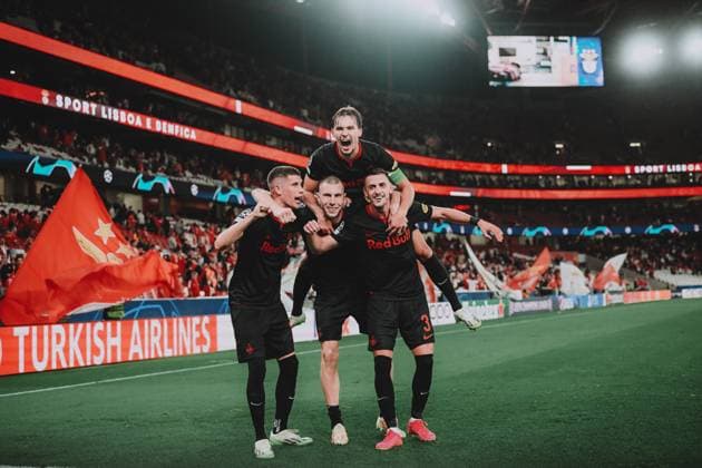 UEFA Champions League Group D: Benfica - FC Salzburg LISSABON, PORTUGAL - SEPTEMBER 20: Petar Ratkov, Stranhinja Pavlovic, Amar Dedic and Aleksa Terzic (L-R) of FC Salzburg celebrate after winning the UEFA Champions League Group D match on September 20, 2023 in Lissabon, Portugal. Copyright: xAndreasxSchaadx-xFCxRedxBullxSalzburgx DSC_0621LR