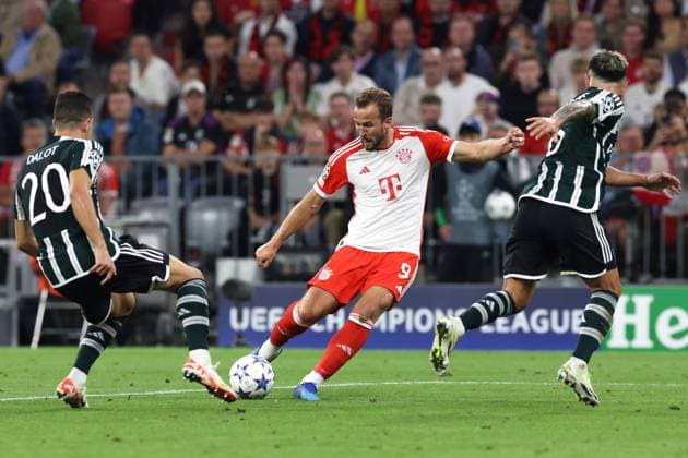 Soccer Champions League group stage 1 matchday FC Bayern Munich Manchester United on 20 09 2023 at the Allianz Arena in Munich Diogo Dalot Manchester , left Harry Kane Munich , center Lisandro Martinez Manchester , right xMSx