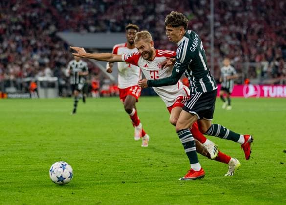 Fight for the ball duel between Konrad Laimer FC Bayern Muenchen, 27 and Alejandro Garnacho Manchester United FC, 17 GER, FC Bayern Muenchen vs Manchester United FC, Football, Champions League, Group Stage, Matchday 1, Season 2023 2024, 20 09 2023 DFL DFB REGULATES PROHIBIT ANY USE OF PHOTOGRAPHS as IMAGE SEQUENCES and or QUASI VIDEO GER, FC Bayern Muenchen vs Manchester United FC, football, Champions League, group stage, 1 match day, season 2023 2024, 20 09 2023 Muenchen Copyright: xEibner-Pressefoto HeikexFeinerx EP_HFR