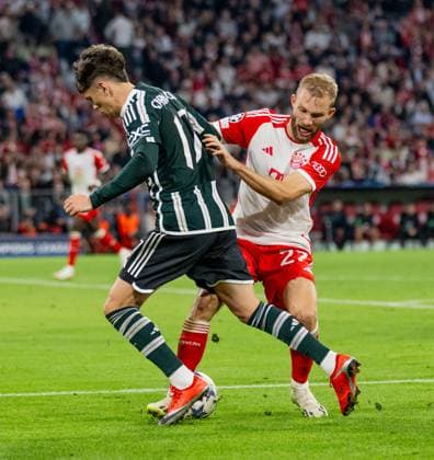 Fight for the ball duel between Alejandro Garnacho Manchester United FC, 17 and Konrad Laimer FC Bayern Muenchen, 27 GER, FC Bayern Muenchen vs Manchester United FC, Football, Champions League, Group Stage, Matchday 1, Season 2023 2024, 20 09 2023 DFL DFB REGULATES PROHIBIT ANY USE OF PHOTOGRAPHS as IMAGE SEQUENCES and or QUASI VIDEO GER, FC Bayern Muenchen vs Manchester United FC, football, Champions League, group stage, 1 match day, season 2023 2024, 20 09 2023 Muenchen Copyright: xEibner-Pressefoto HeikexFeinerx EP_HFR