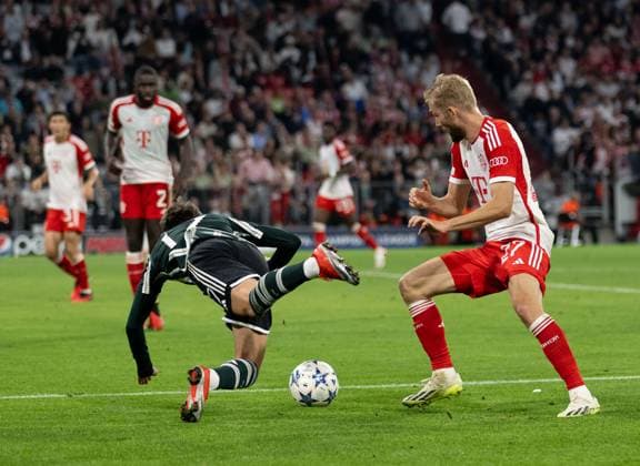 Fight for the ball duel between Alejandro Garnacho Manchester United FC, 17 and Konrad Laimer FC Bayern Muenchen, 27 GER, FC Bayern Muenchen vs Manchester United FC, Football, Champions League, Group Stage, Matchday 1, Season 2023 2024, 20 09 2023 DFL DFB REGULATES PROHIBIT ANY USE OF PHOTOGRAPHS as IMAGE SEQUENCES and or QUASI VIDEO GER, FC Bayern Muenchen vs Manchester United FC, football, Champions League, group stage, 1 match day, season 2023 2024, 20 09 2023 Muenchen Copyright: xEibner-Pressefoto HeikexFeinerx EP_HFR