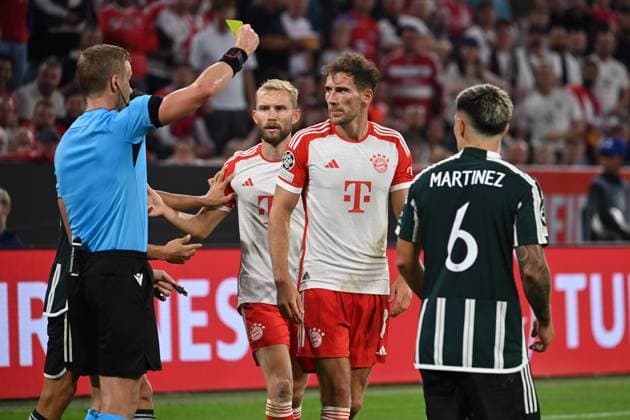 Referee Glenn Nyberg shows Leon GORETZKA Bayern Muenchen and Lisandro MARTINEZ Manchester United the yellow card Football Champions League Group Stage 1 Matchday FC Bayern Muenchen Manchester United ManU 4 3 on 20 09 2023, A L L I A N Z A R E N A