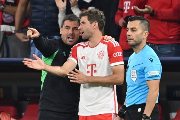 Zsolt LOEW Co coach FCB with Thomas MUELLER MÜLLER,Bayern Muenchen before substitution Football Champions League group stage 1 matchday FC Bayern Muenchen Manchester United ManU 4 3 on 20 09 2023, A L L I A N Z A R E N A
