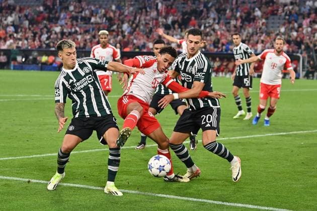 v li Lisandro MARTINEZ Manchester United , Jamal MUSIALA Bayern Muenchen , Diogo DALOT Manchester United , Action,Duel Football Champions League Group Stage 1 Matchday FC Bayern Muenchen Manchester United ManU 4 3 on 20 09 2023, A L L I A N Z A R E N A