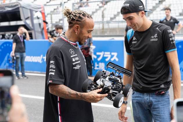 September 21, 2023, Suzuka, Mie Prefecture, Japan: LEWIS HAMILTON (GBR) of Mercedes 44 and ESTEBAN OCON (FRA) of Alpine 31 races RC cars on the pit road on Preparation Day of the Formula 1 Lenovo Japanese Grand Prix. Suzuka Japan - ZUMAb177 20230921_aap_b177_001 Copyright: xTaidghxBarronx