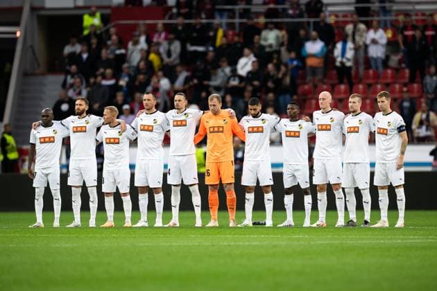 230921 Players of Häcken during a minute of silence ahead of the UEFA Europa League football match between Bayer Leverkusen and Häcken on September 21, 2023 in Leverkusen Photo Daniel Stiller BILDBYRAN code DS DS0334 football soccer football uefa europa league bayer leverkusen häcken bbeng  Copyright: DANIELxSTILLER BB230921DS012