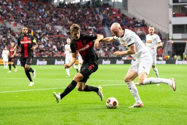 230921 Josip Stanisic of Bayer Leverkusen and Valgeir Lunddal of Häcken during the UEFA Europa League football match between Bayer Leverkusen and Häcken on September 21, 2023 in Leverkusen Photo Daniel Stiller BILDBYRAN code DS DS0334 football soccer football uefa europa league bayer leverkusen häcken bbeng bbauto  Copyright: DANIELxSTILLER BB230921DS014