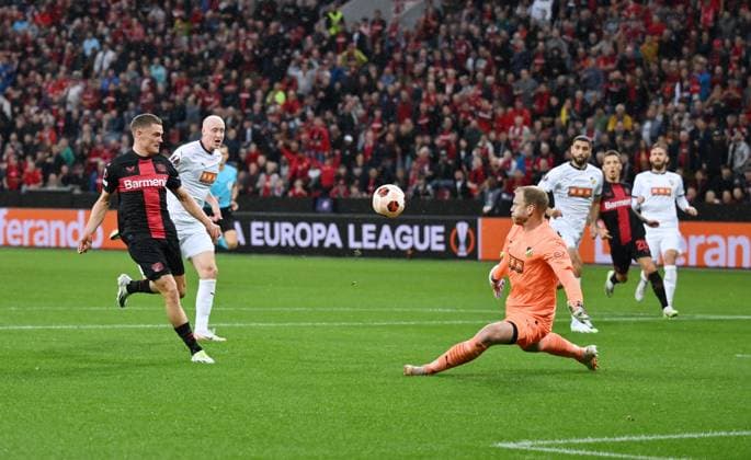 Florian Wirtz Bayer 04 Leverkusen , left , scores against goalkeeper Peter Abrahamsson BK Häcken to make it 1 0 21 09 2023, football season 2023 2024 Europa League group stage, matchday 1 Bayer 04 Leverkusen BK Häcken Leverkusen BayArena Nordrhein Westfalen Germany Team2