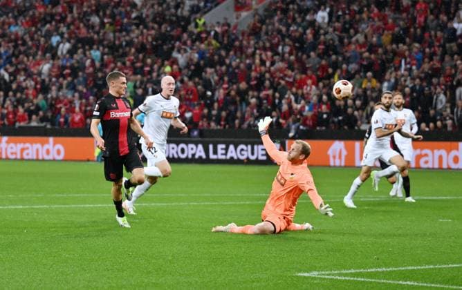 Florian Wirtz Bayer 04 Leverkusen , left , scores against goalkeeper Peter Abrahamsson BK Häcken to make it 1 0 21 09 2023, football season 2023 2024 Europa League group stage, matchday 1 Bayer 04 Leverkusen BK Häcken Leverkusen BayArena Nordrhein Westfalen Germany Team2