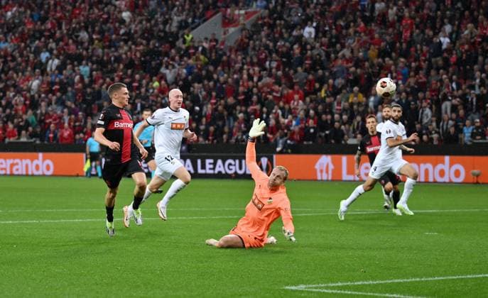 Florian Wirtz Bayer 04 Leverkusen , left , scores against goalkeeper Peter Abrahamsson BK Häcken to make it 1 0 21 09 2023, football season 2023 2024 Europa League group stage, matchday 1 Bayer 04 Leverkusen BK Häcken Leverkusen BayArena Nordrhein Westfalen Germany Team2