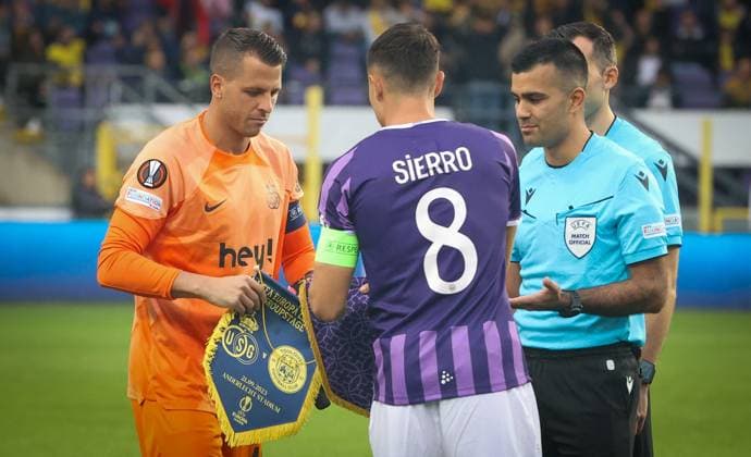 Union s goalkeeper Anthony Moris and Toulouse s Vincent Sierro shake hands at the start of a soccer game between Belgian Royale Union Saint Gilloise and French Toulouse FC, on the first day of the group phase of the UEFA Europa League competition, in group E, on Thursday 21 September 2023 in Brussels. VIRGINIExLEFOUR  x74598369x