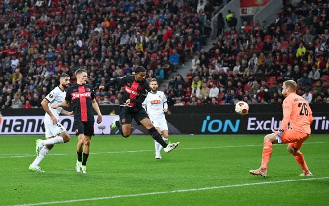 Amine Adli Bayer 04 Leverkusen , mi , scores the goal to 2 0, left Florian Wirtz Bayer 04 Leverkusen 21 09 2023, football season 2023 2024 Europa League group stage, 1 matchday Bayer 04 Leverkusen BK Häcken Leverkusen BayArena Nordrhein Westfalen Germany Team2