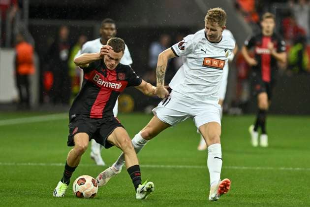 from left in duel Florian Wirtz 10, Bayer Leverkusen Samuel Gustafson 11, BK Häcken Haecken 21 09 2023 Football Europa League, Bayer 04 Leverkusen vs BK Häcken Haecken, BayArena, Leverkusen, NRW Germany Copyright: xpepphotox xHorstxMauelshagenx pep00321, pep_20230921_hm