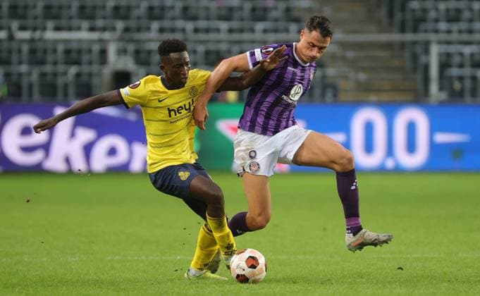 Union s Amani Lazare and Toulouse s Vincent Sierro fight for the ball during a soccer game between Belgian Royale Union Saint Gilloise and French Toulouse FC, on the first day of the group phase of the UEFA Europa League competition, in group E, on Thursday 21 September 2023 in Brussels. VIRGINIExLEFOUR  x74599126x