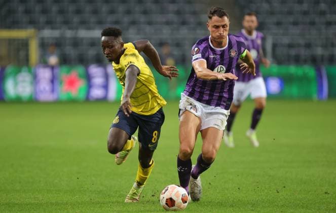 Union s Amani Lazare and Toulouse s Vincent Sierro fight for the ball during a soccer game between Belgian Royale Union Saint Gilloise and French Toulouse FC, on the first day of the group phase of the UEFA Europa League competition, in group E, on Thursday 21 September 2023 in Brussels. VIRGINIExLEFOUR  x74599149x