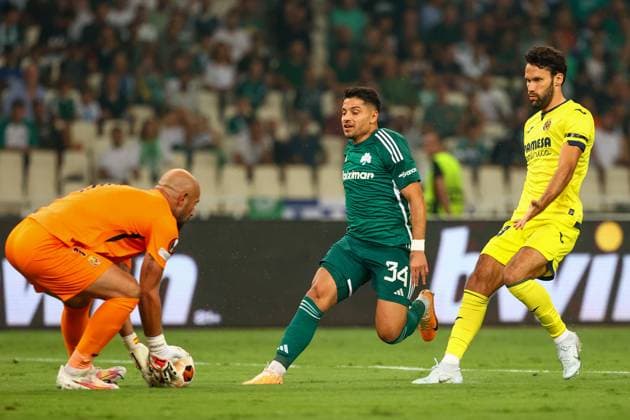 Panathinaikos F.C. v Villarreal CF UEFA Europa League Sebastián Palacios of Panathinaikos F.C. and Pepe Reina and Alfonso Pedraza of Villarreal CF during the UEFA Europa League match at the Olympic Stadium (Greece), Marousi Copyright: xYannisxHalasx FIL-18991-0036 UK Newspapers OUT