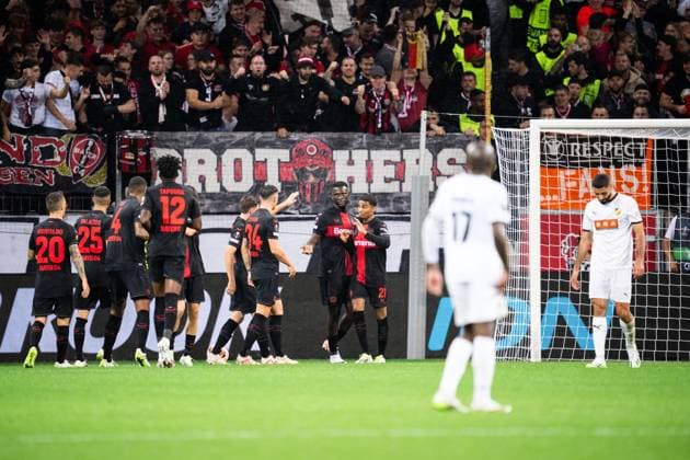 230921 Victor Boniface of Bayer Leverkusen celebrates with team mates while Aiham Ousou of Häcken looks dejected after 3 0 during the UEFA Europa League football match between Bayer Leverkusen and Häcken on September 21, 2023 in Leverkusen Photo Daniel Stiller BILDBYRAN code DS DS0334 football football soccer football uefa europa league bayer leverkusen häcken bbeng jubel depp  Copyright: DANIELxSTILLER BB230921DS024