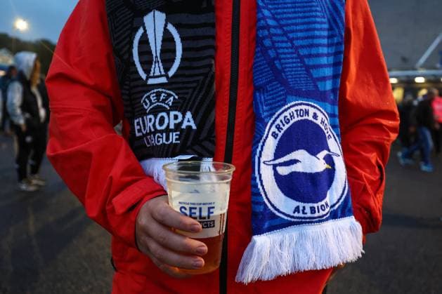 Brighton gegen AEK Athen 21. September 2023, Brighton UEFA EUROPA League Fußball, Gruppenphase Brighton Hove Albion gegen AEK Athen Ein Fan mit einem EUROPA League Brighton-Schal und einem Bier Foto Charlotte Wilson Offside Brighton UK  Copyright: xCharlottexWilsonx xOffsidexOffside