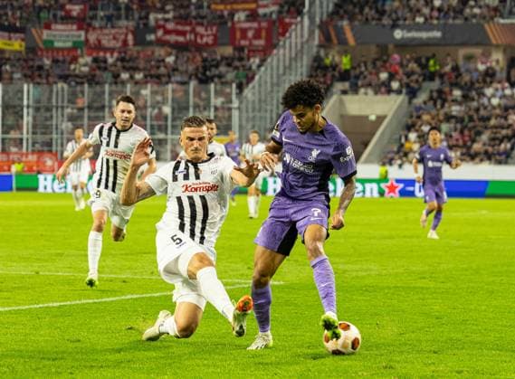 Football - UEFA Europa League - Group E - LASK v Liverpool FC LINZ, AUSTRIA - Thursday, September 21, 2023: Liverpool s Luis Diaz (R) is challenged by LASK s Philipp Ziereis during the UEFA Europa League Group E matchday 1 game between LASK and Liverpool FC at the Raiffeisen Arena. LINZ Raiffeisen Arena UPPER AUSTRIA AUSTRIA  Copyright: xDavidxRawcliffex P2023-09-21-LASK_Liverpool-55